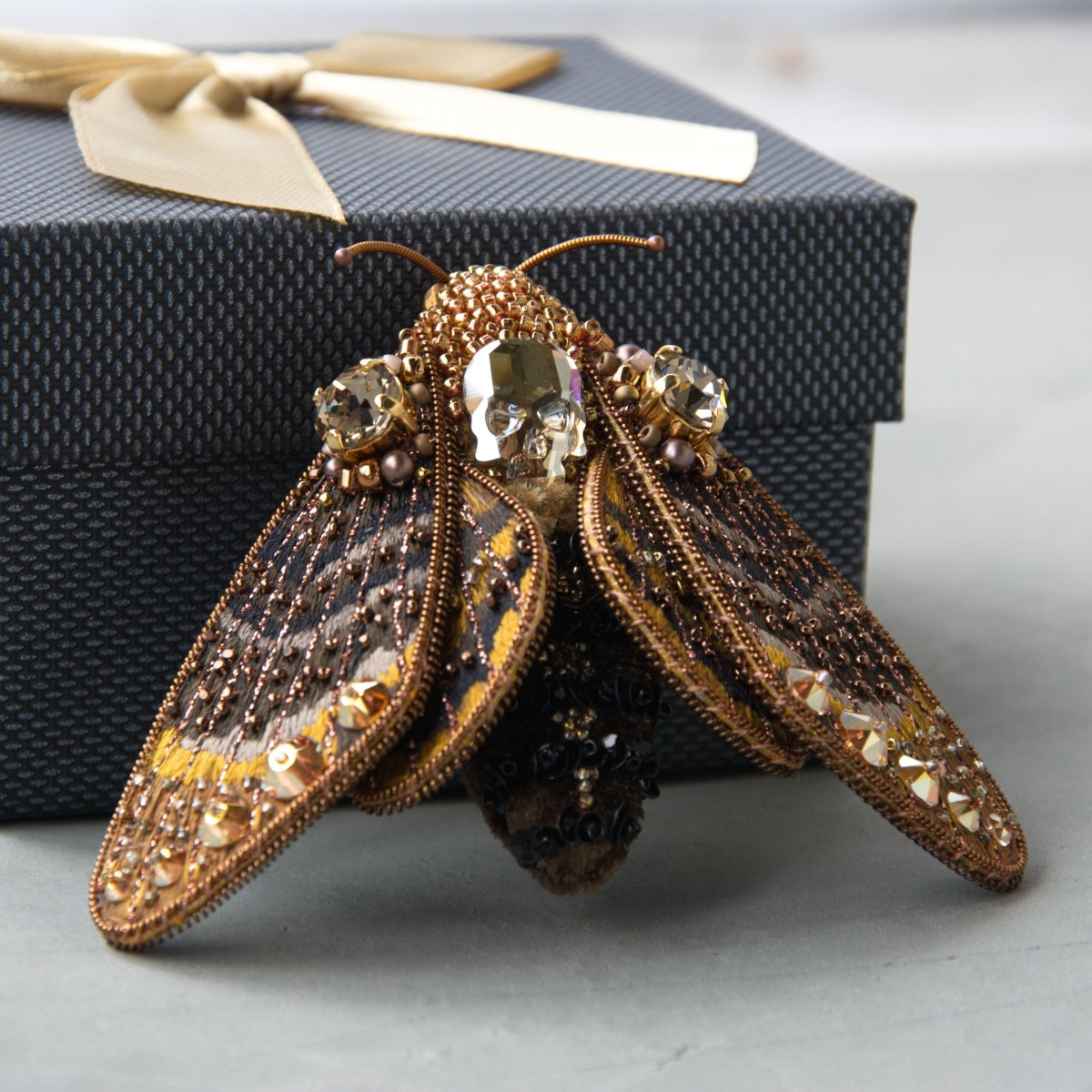 Бражник мотылек брошь