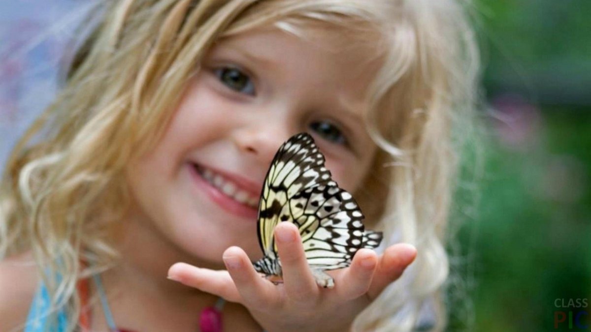 Маленькая девочка с бабочкой