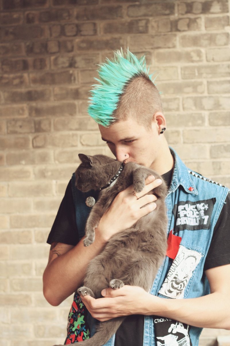 Парень с ирокезом