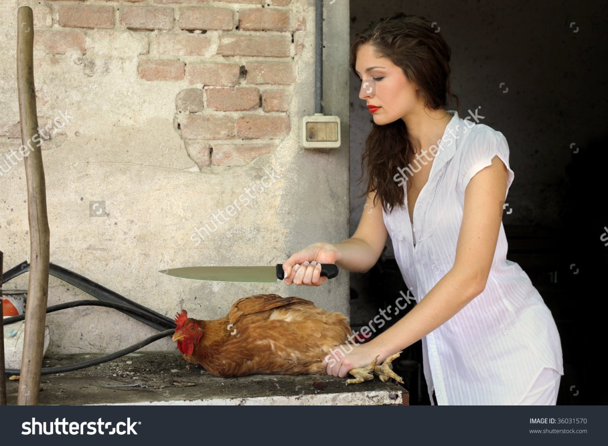 Женщина режет животных