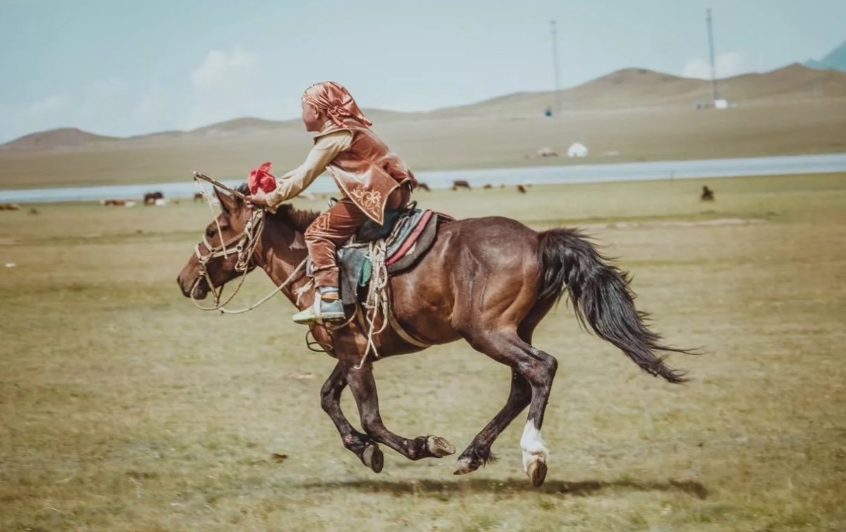 Казахские девушки на лошадях