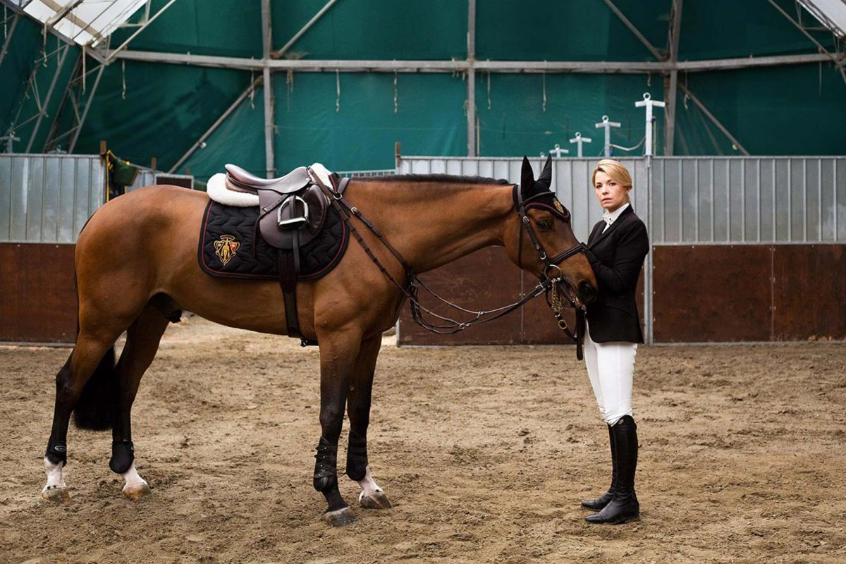 Седлание лошади