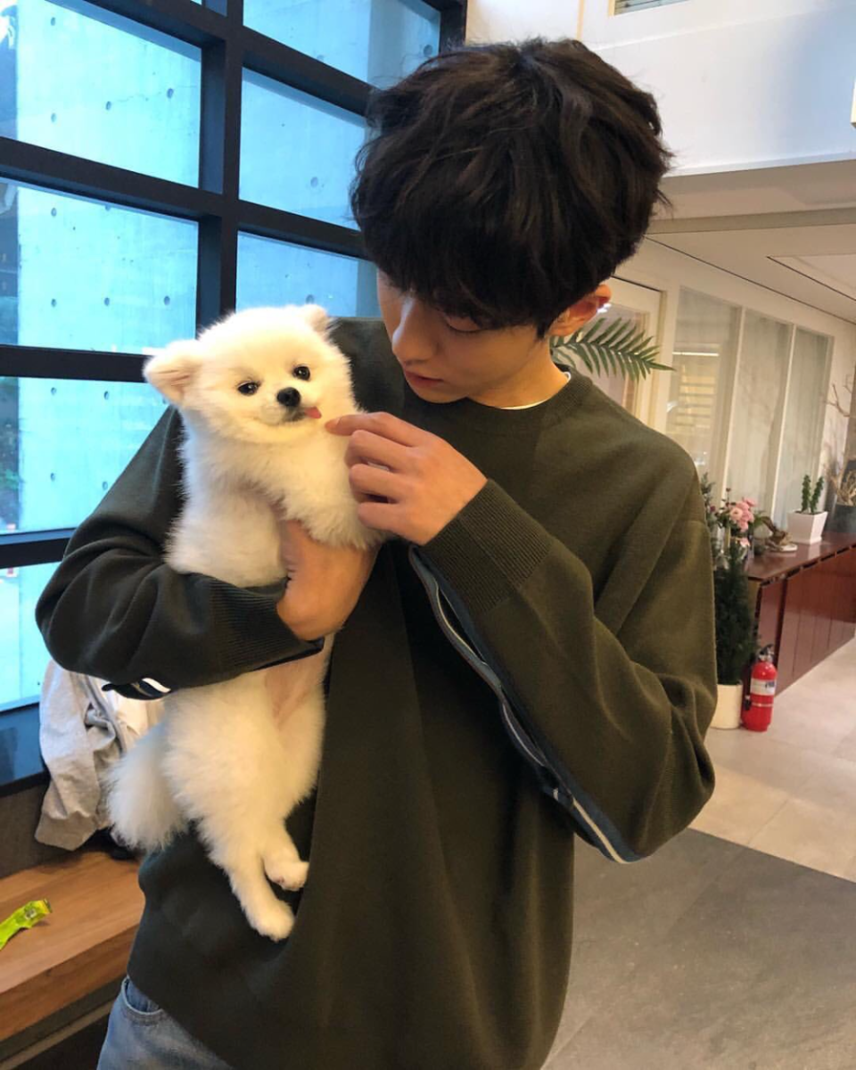 Кореянка с щенком