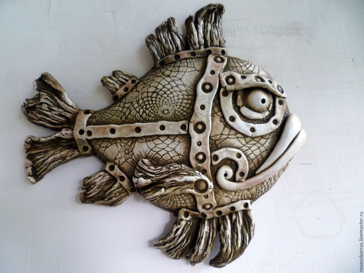 Стилизованные рыбы из глины