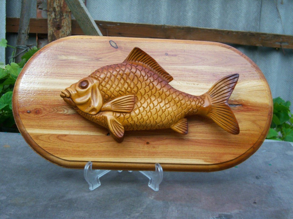 Деревянные резные рыбы