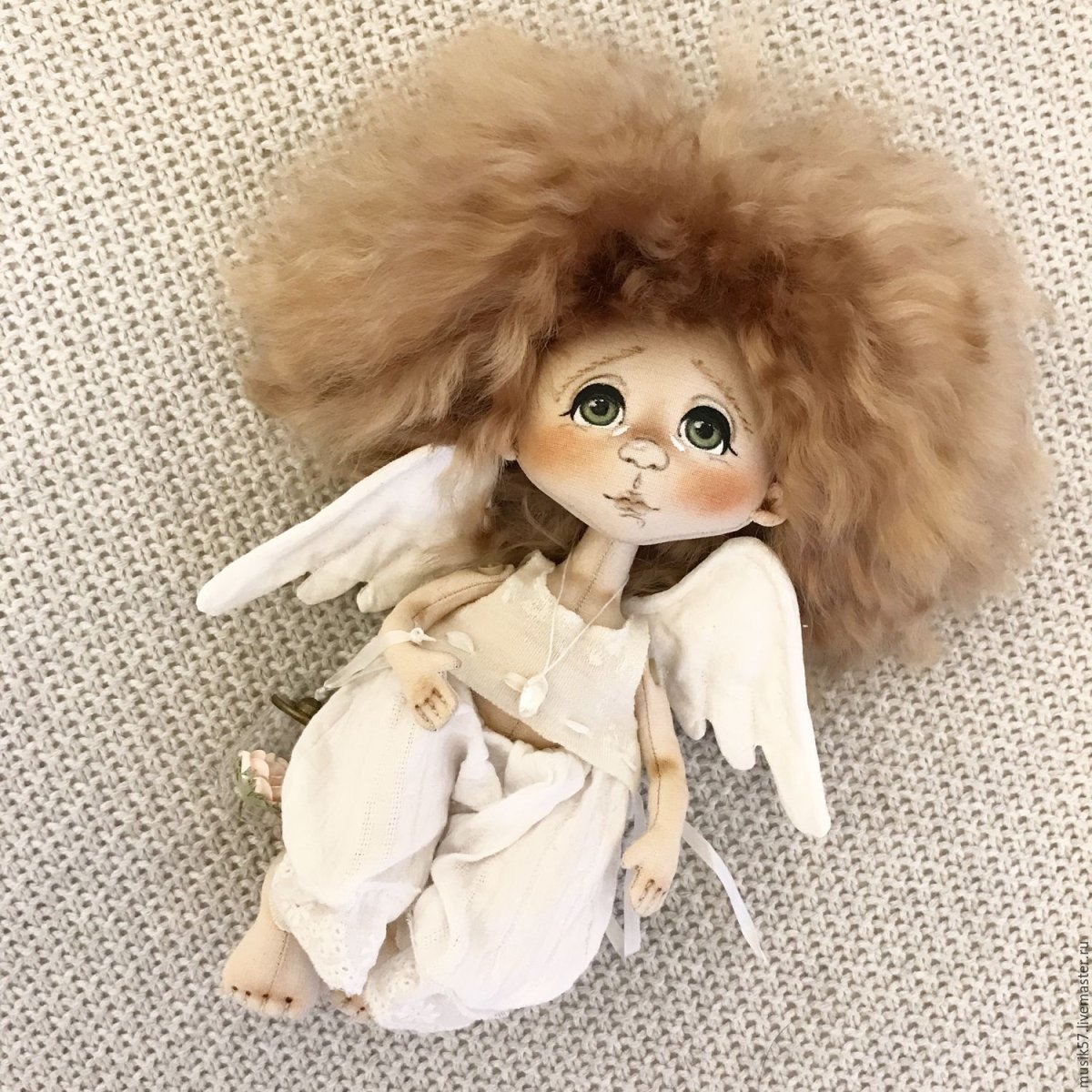 Мохнатая гусеница Медведица Кайя