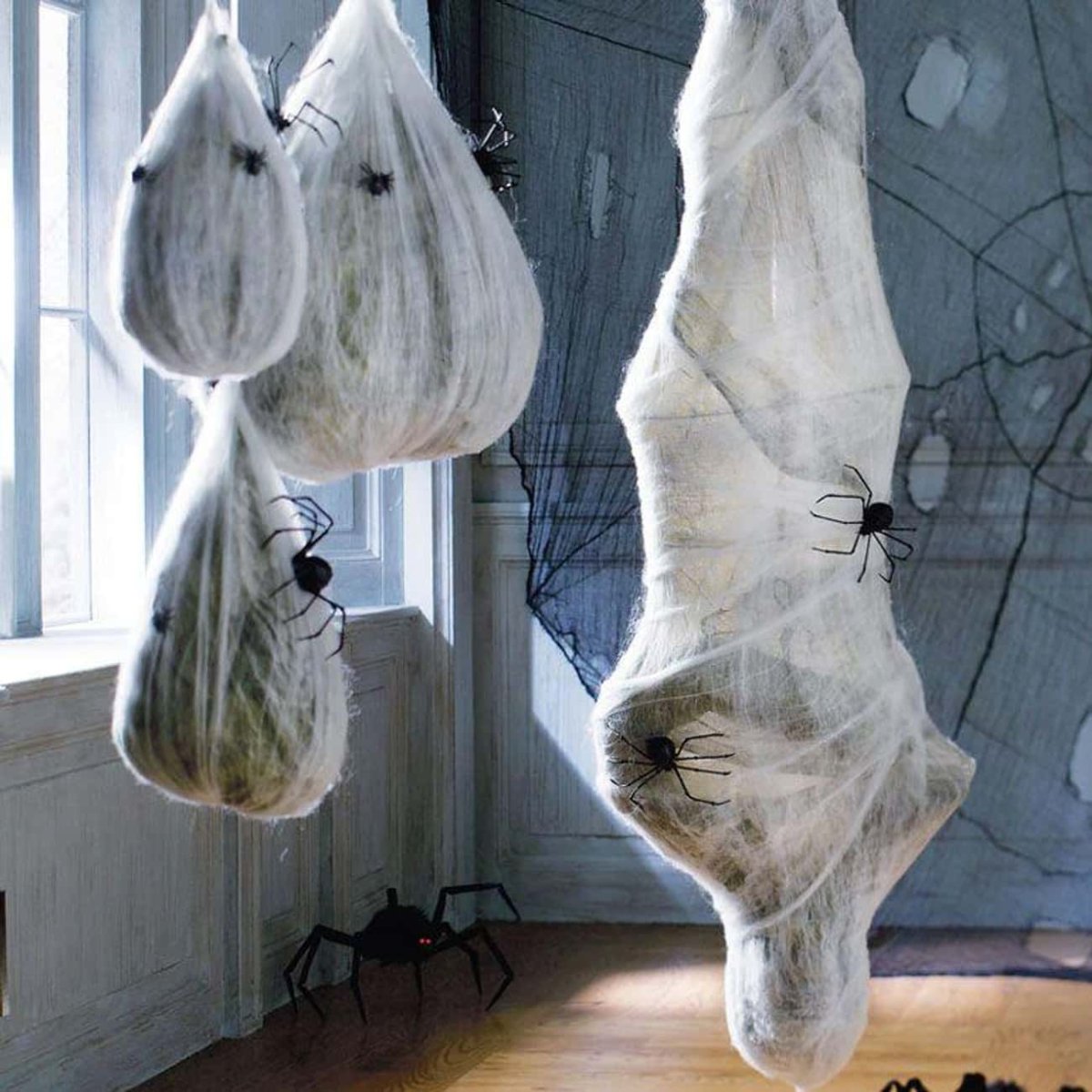 Шелкопряд плетет шелк