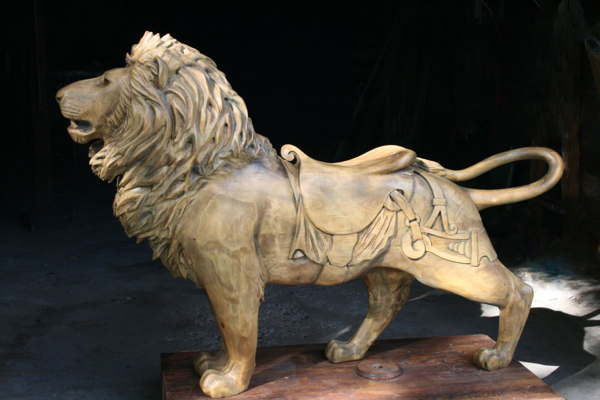 Резьба по дереву ножки Лев