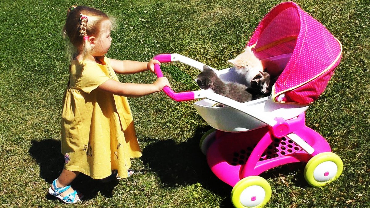 Девочка катает коляску