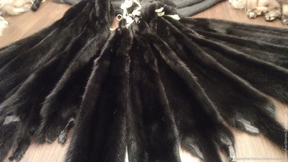 Меховая шуба на черном фоне