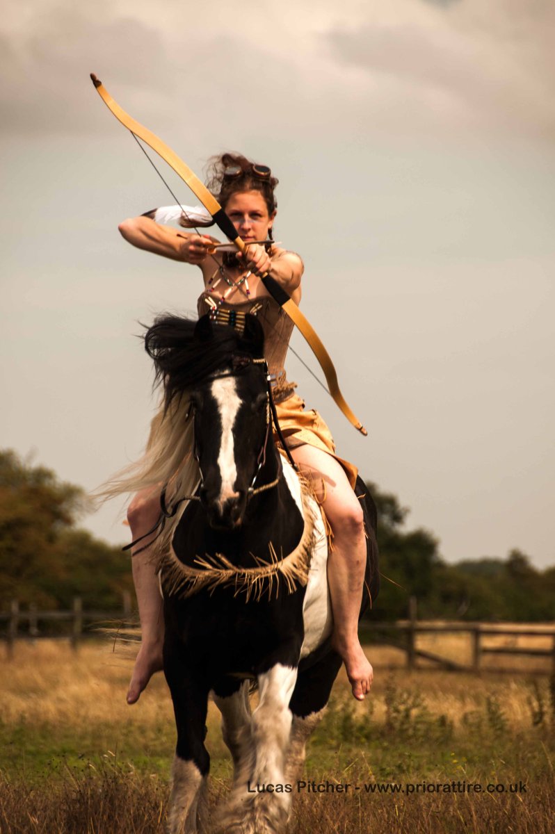 Амазонка на коне