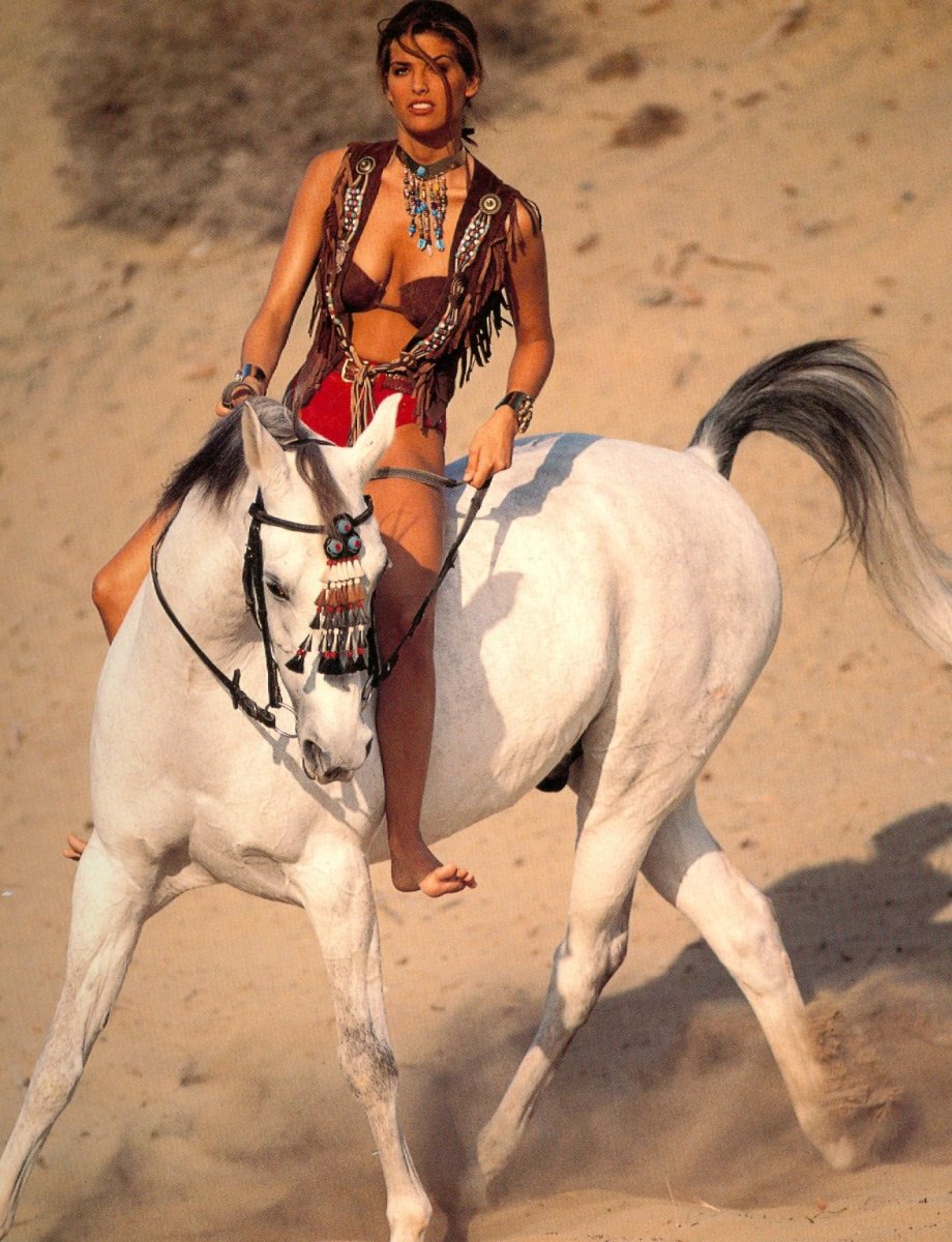 Амазонка верхом на лошади
