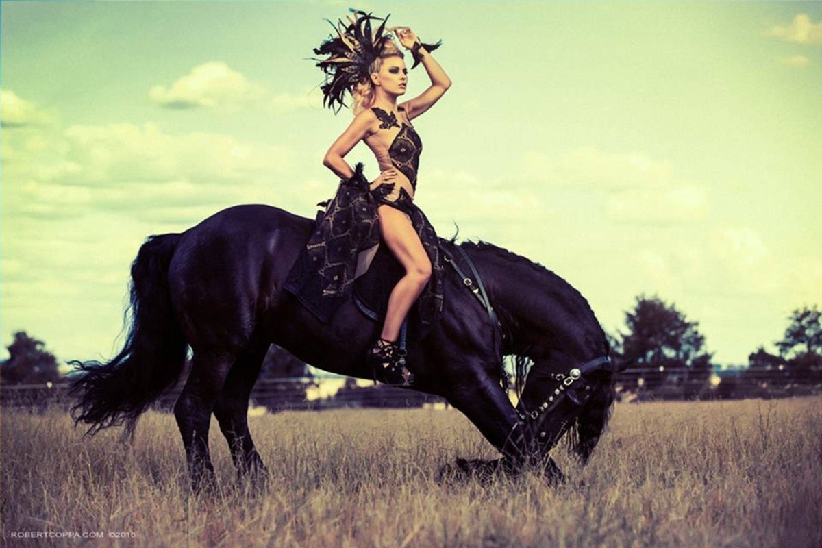 Амазонка на лошади