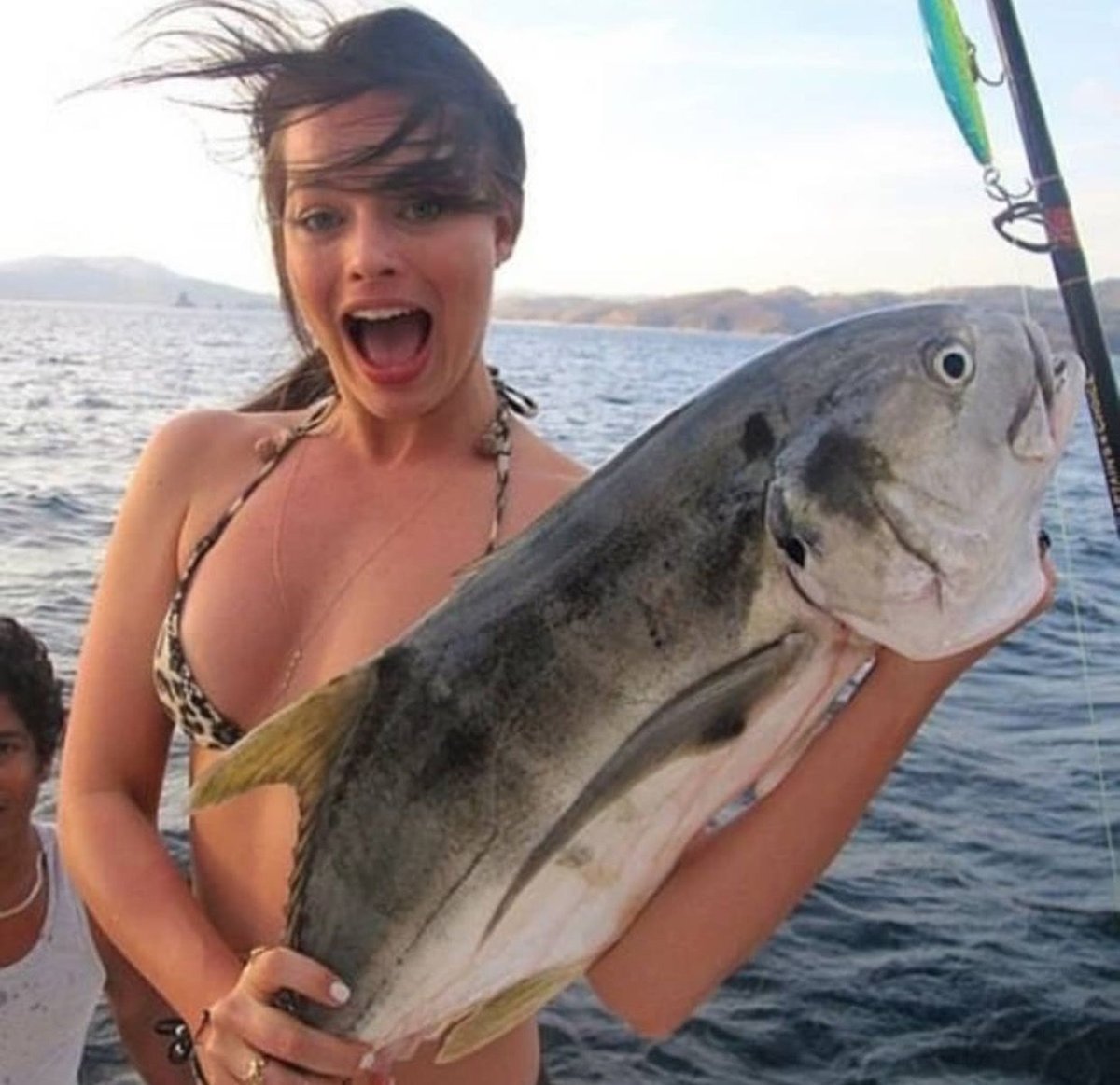 Рыбак хвастается рыбой