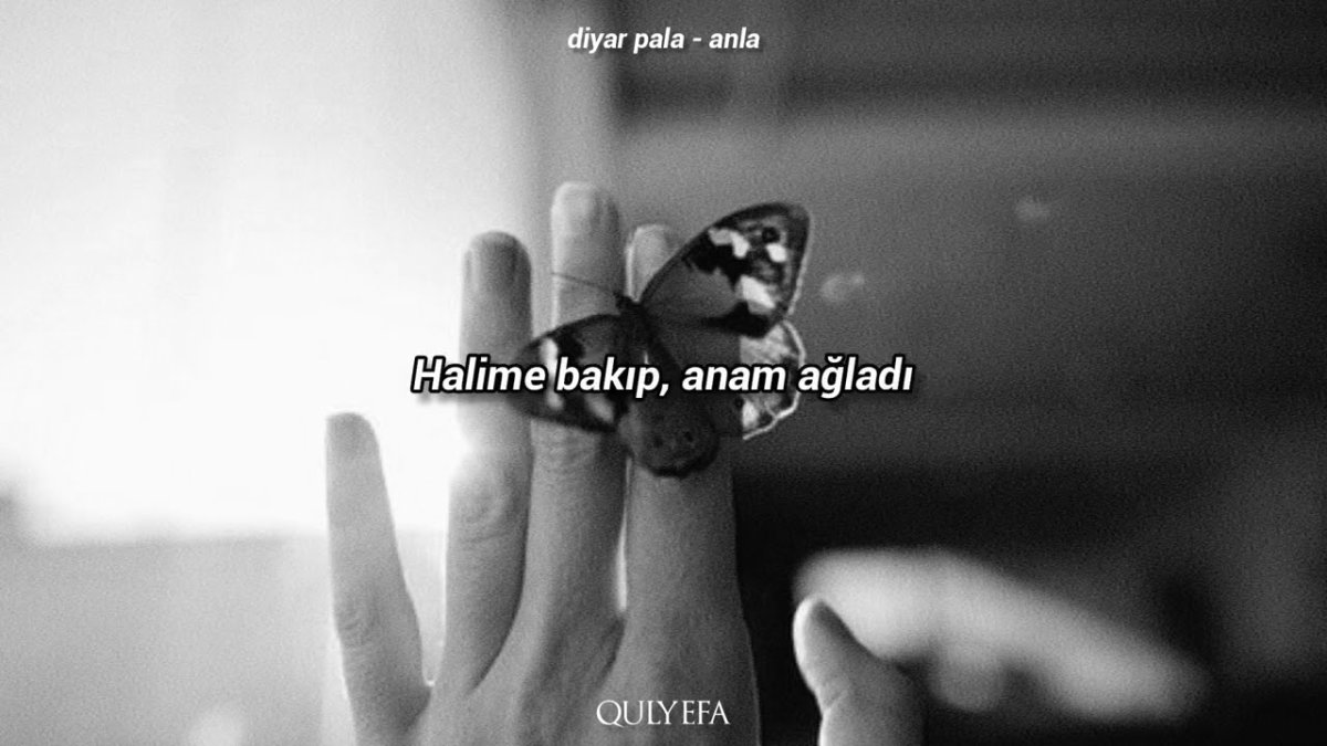 Бабочка на пальце