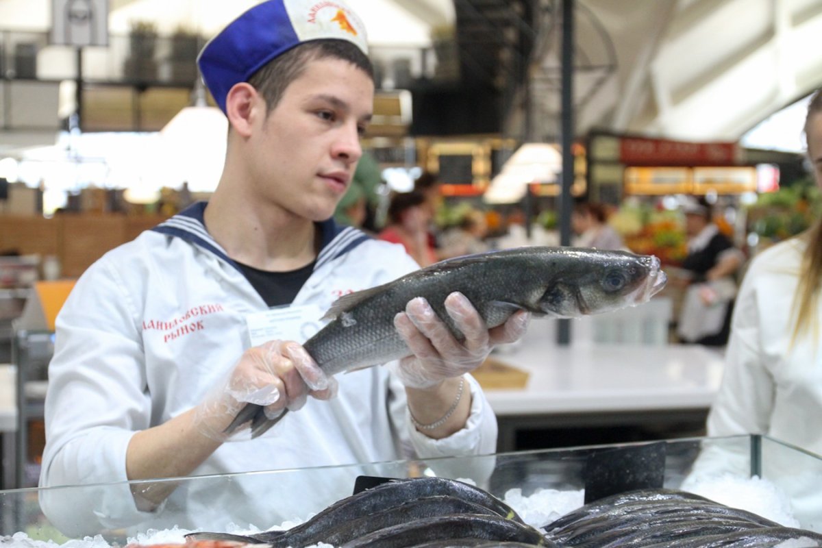 Кот продает рыбу на рынке