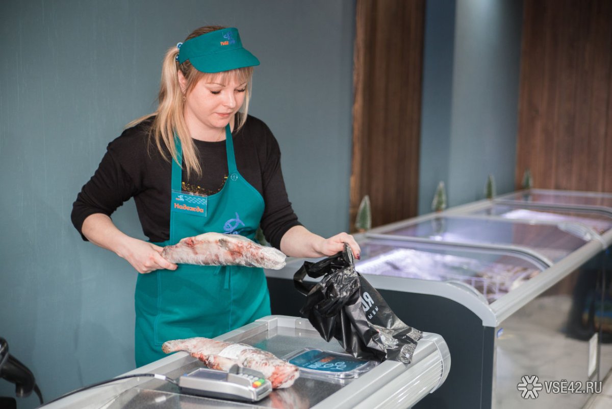 Молодой парень с рыбой продавец