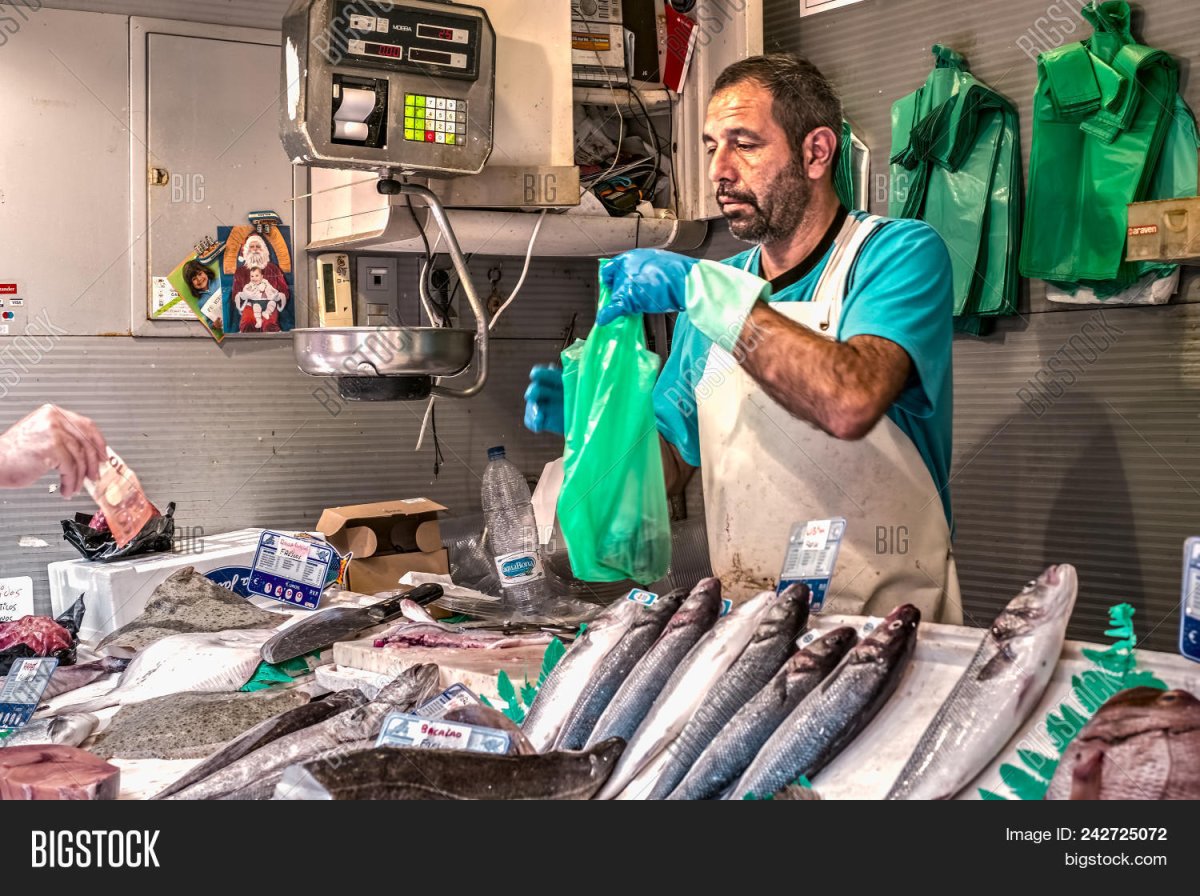 Кот продавец рыбы во Вьетнаме