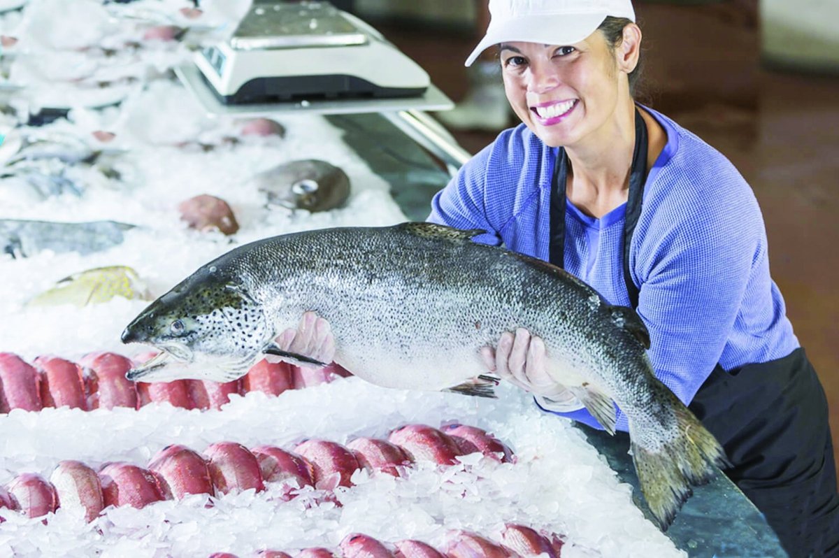 Продавец рыбы на рынке