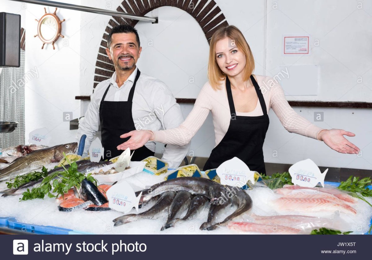 Красивая продавец рыбы на рынке