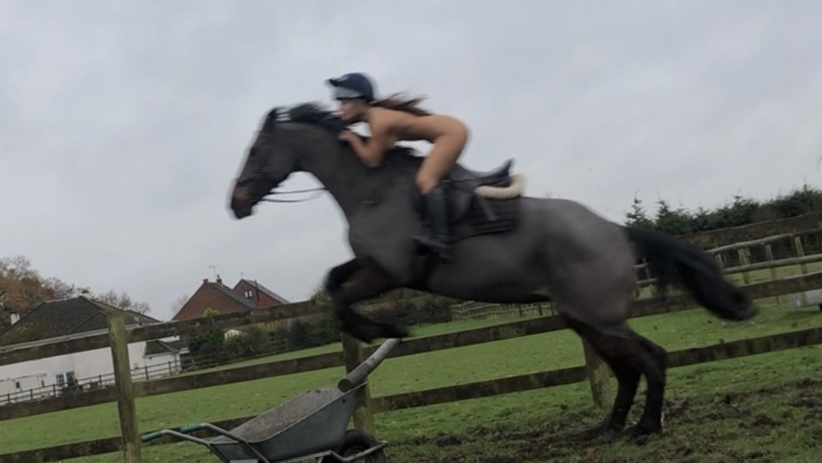 Голая верхом на лошади