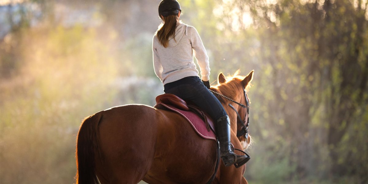 Наездница на корточках