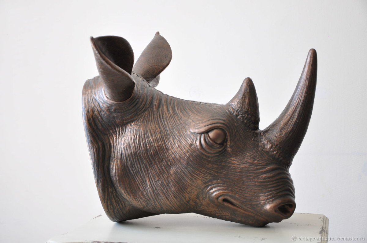Голова носорога из дерева