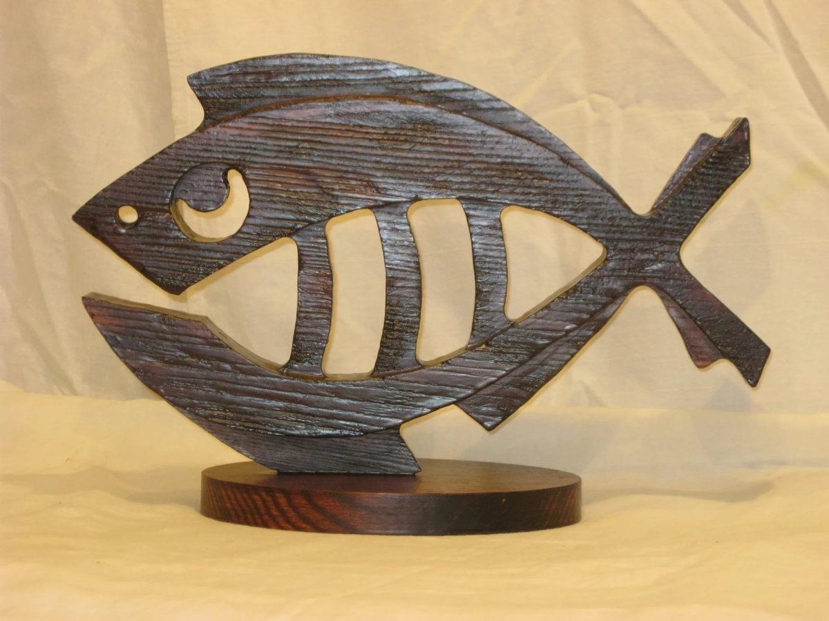 Резная рыбка из дерева