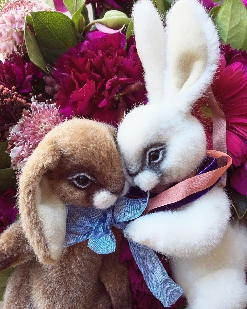 Зайчонок с цветами