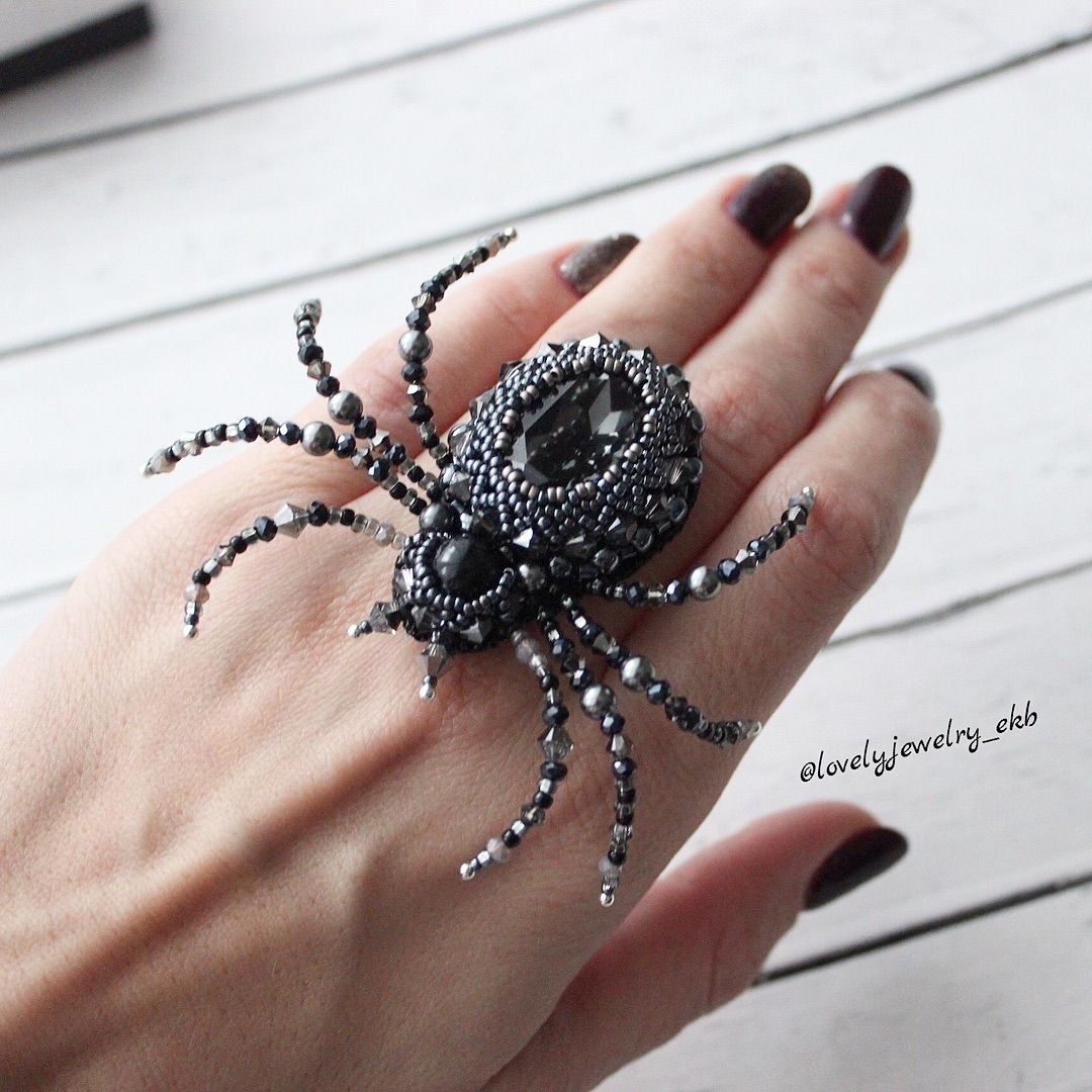Паук брошка из бисера