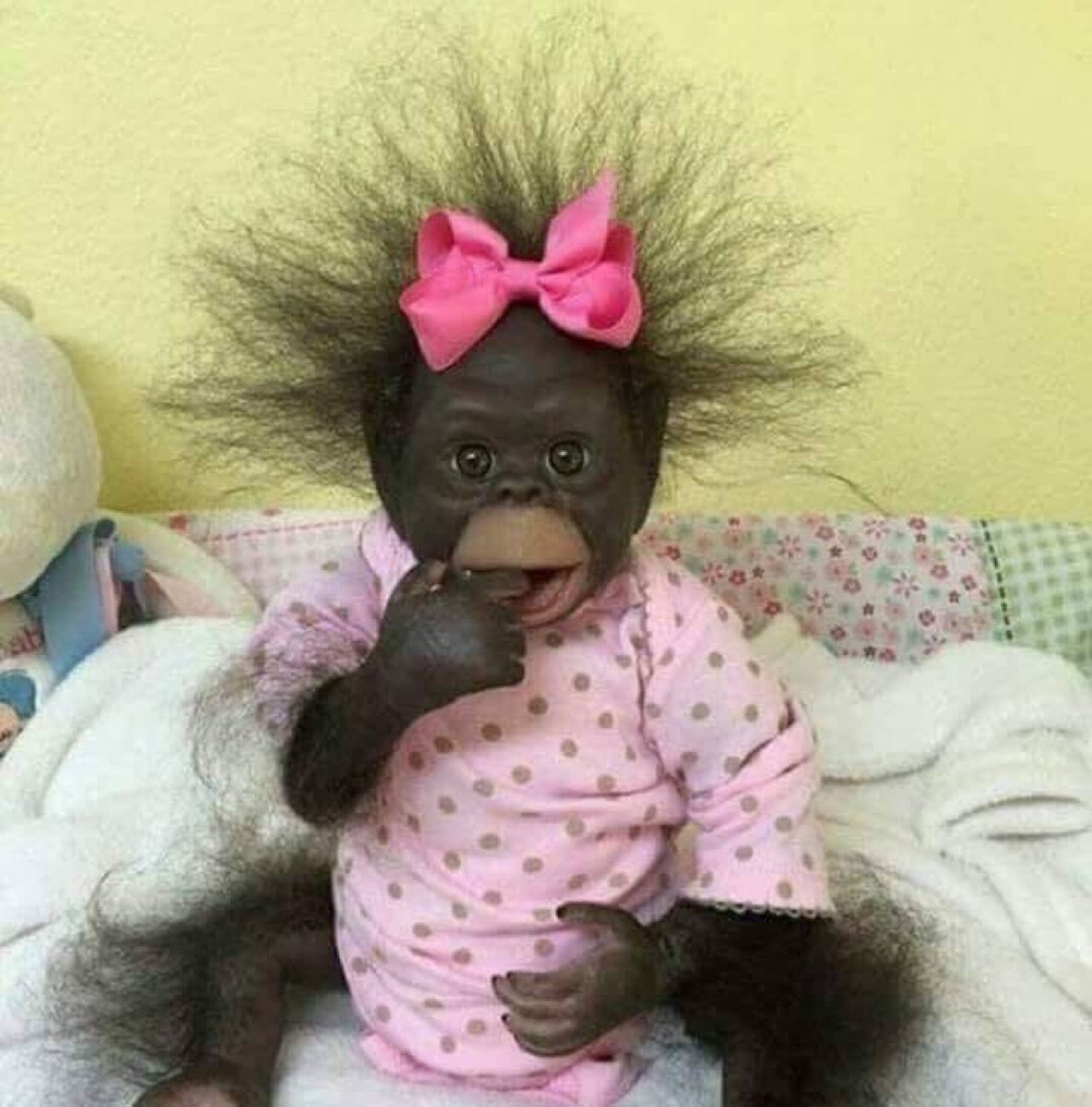 Маленькая обезьянка с бантиком