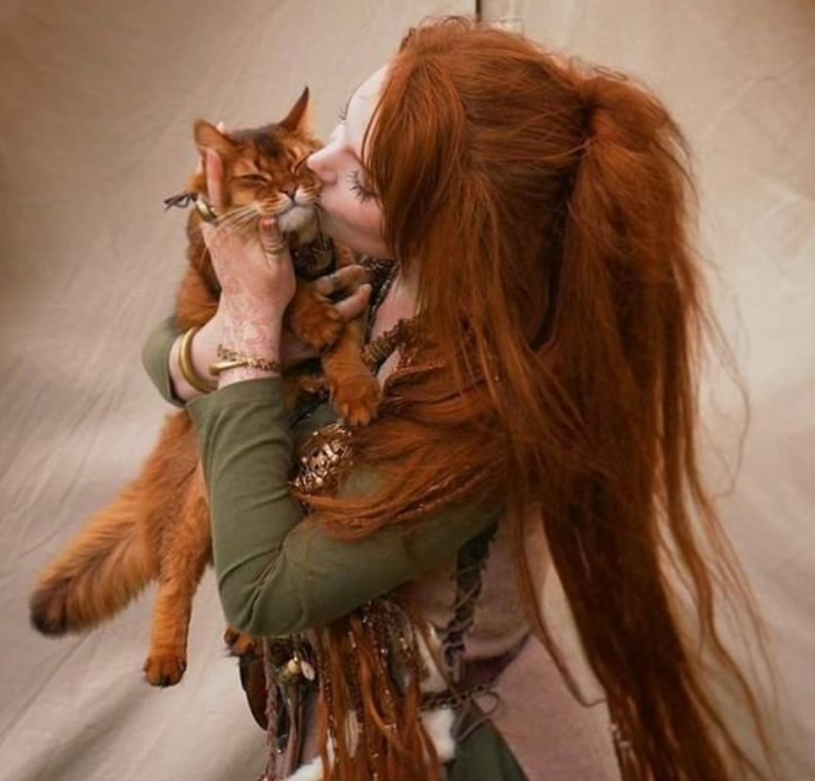 Рыжая девушка с кошкой