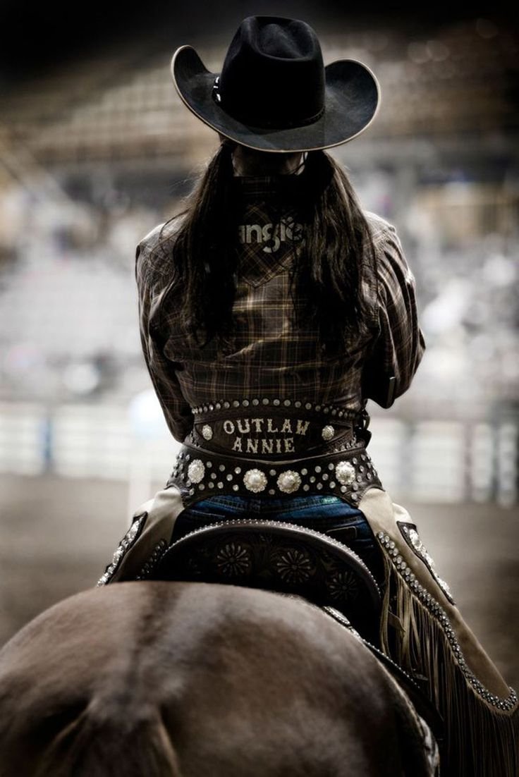 Девушка ковбой на лошади