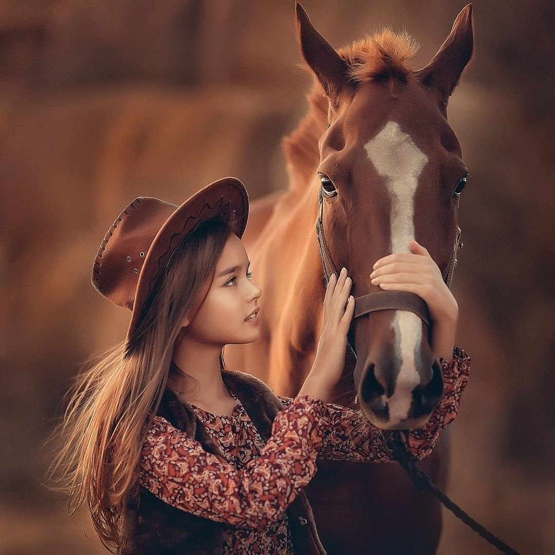 Девушка обнимает лошадь