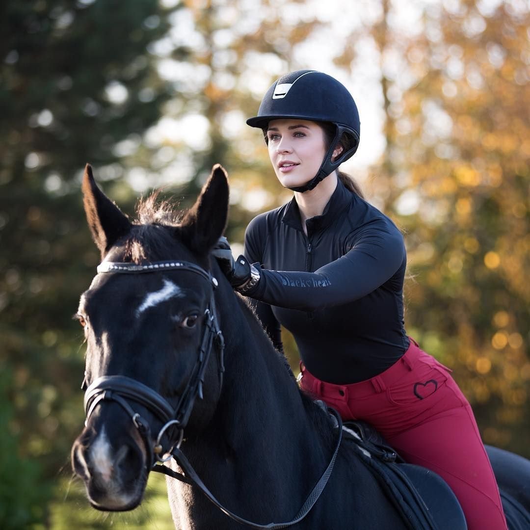 Холли Дойл жокей