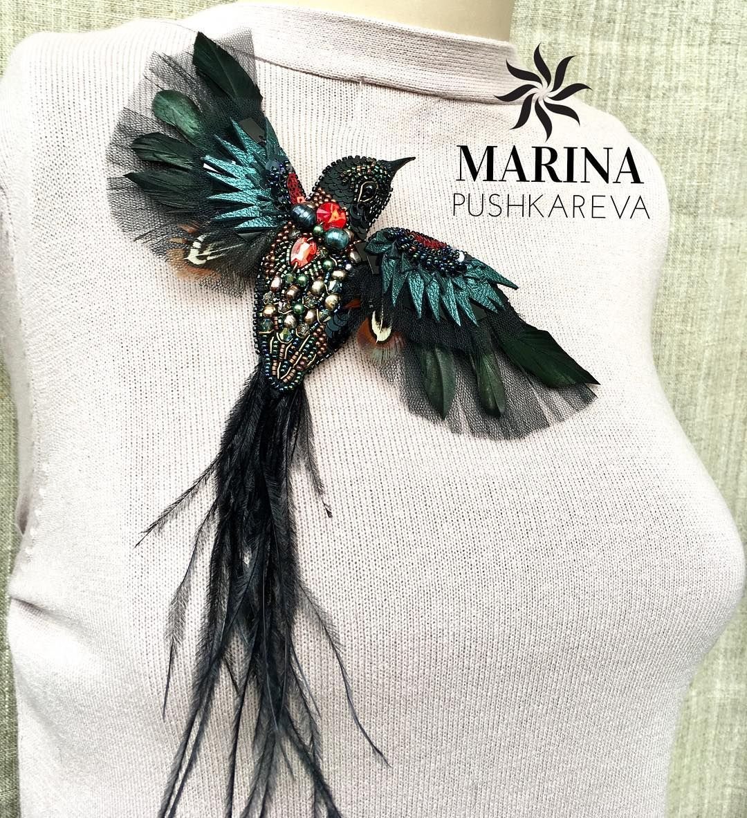 Брошка птица с перьями