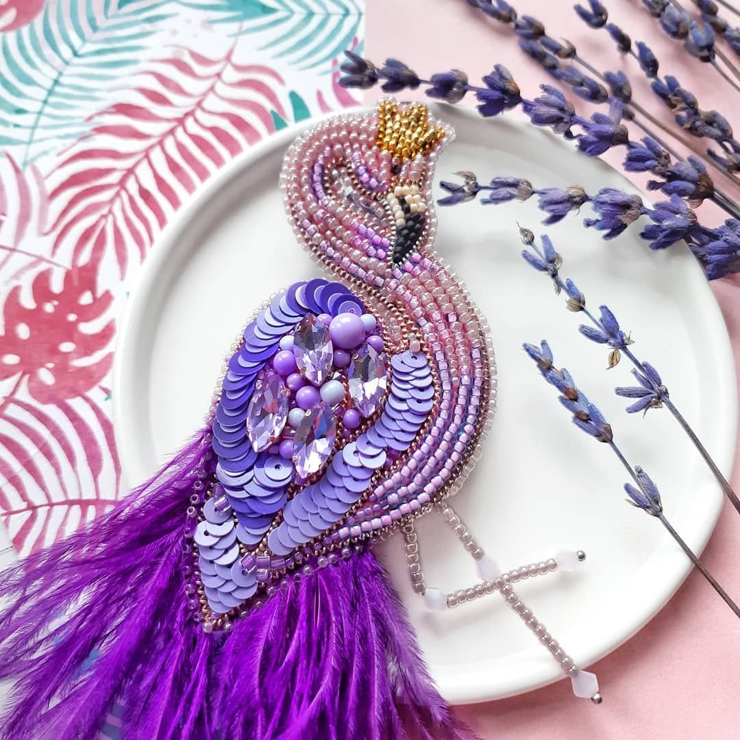 Брошь в фиолетовом цвете