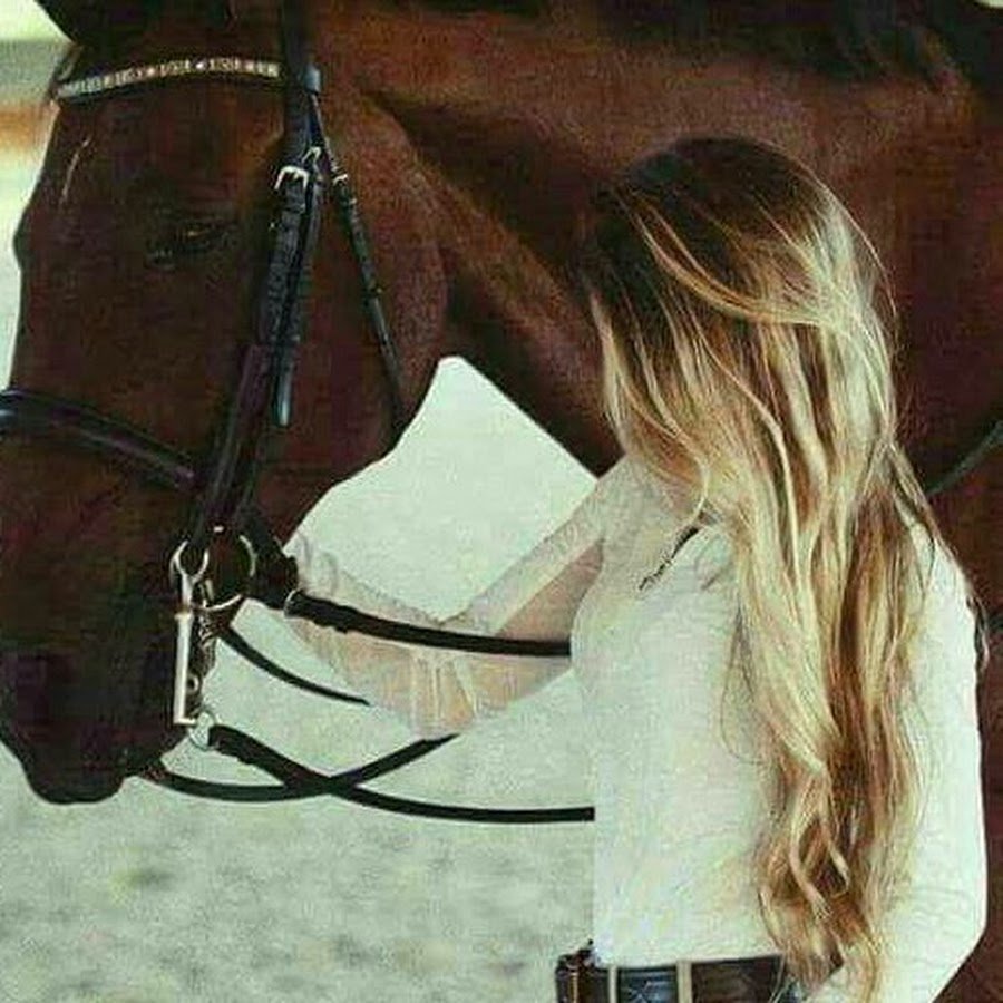 Блондинка на лошади