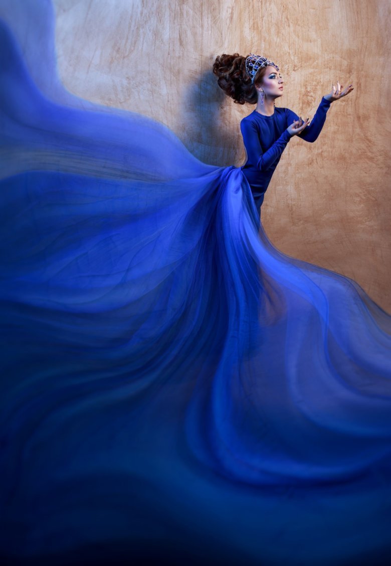 Девушка в синем платье