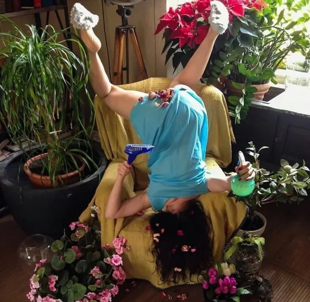 Девушка с цветами прикольная