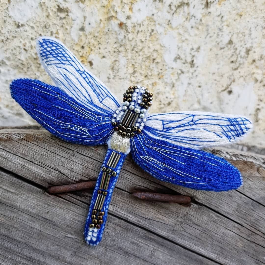 Стрекоза синего цвета