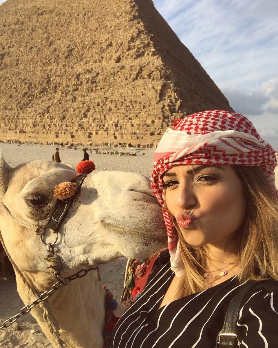 Женщина на верблюде