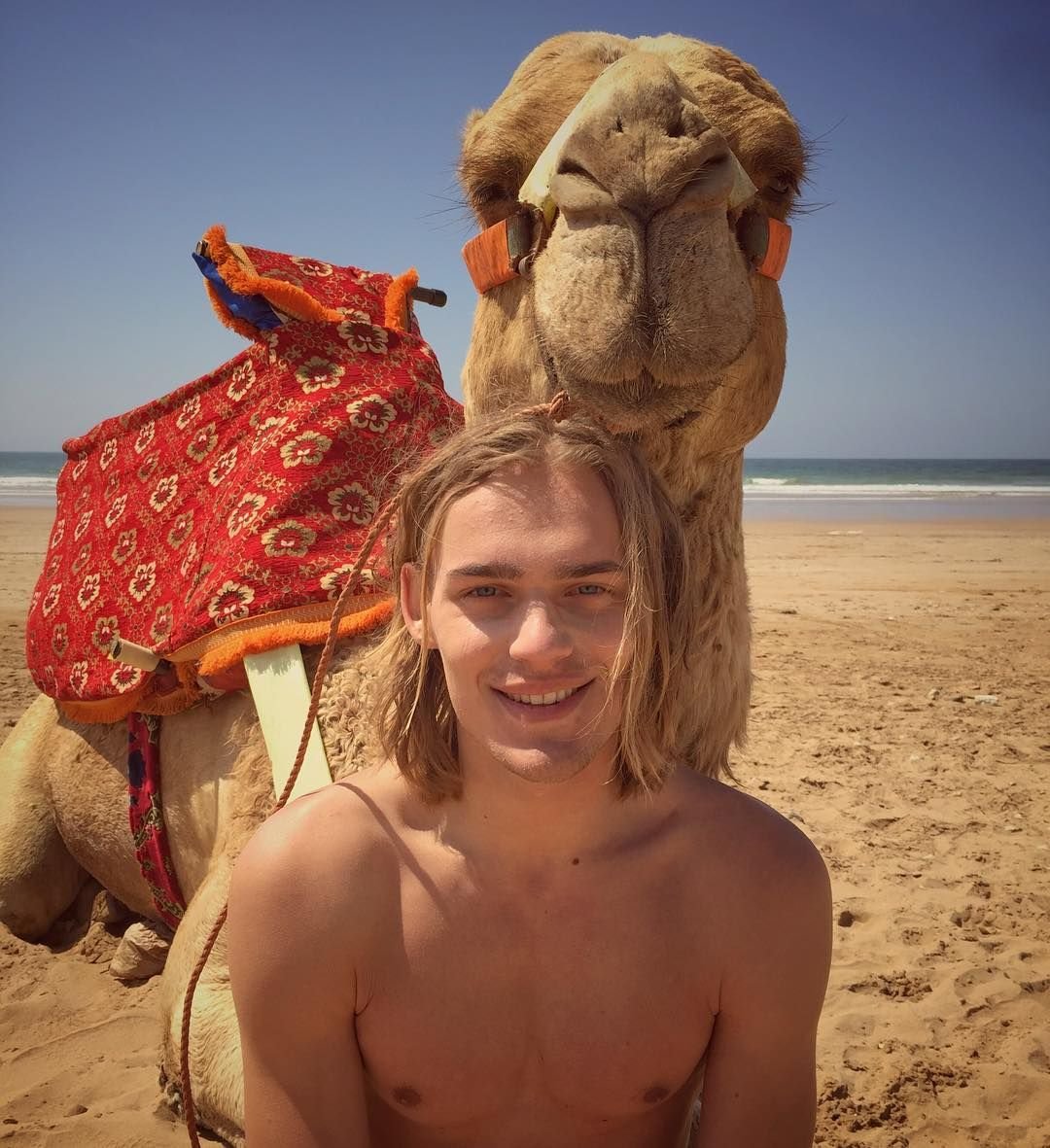 Красивый мальчик с верблюдом