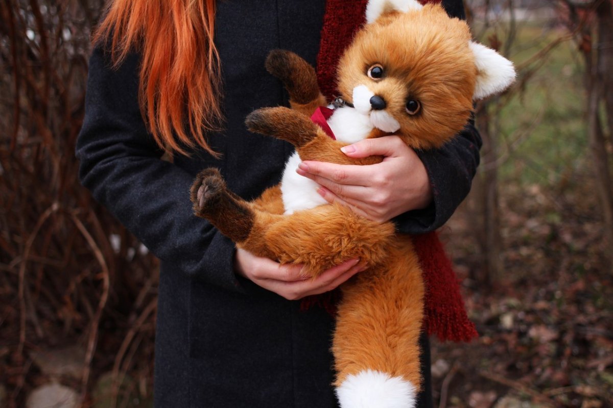 Рыжая девушка с игрушкой