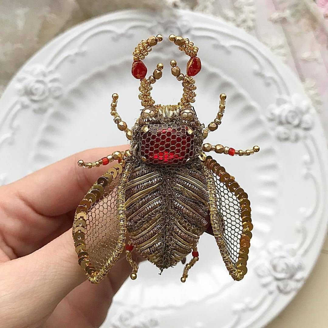 Брошь Жук из бисера и пайеток