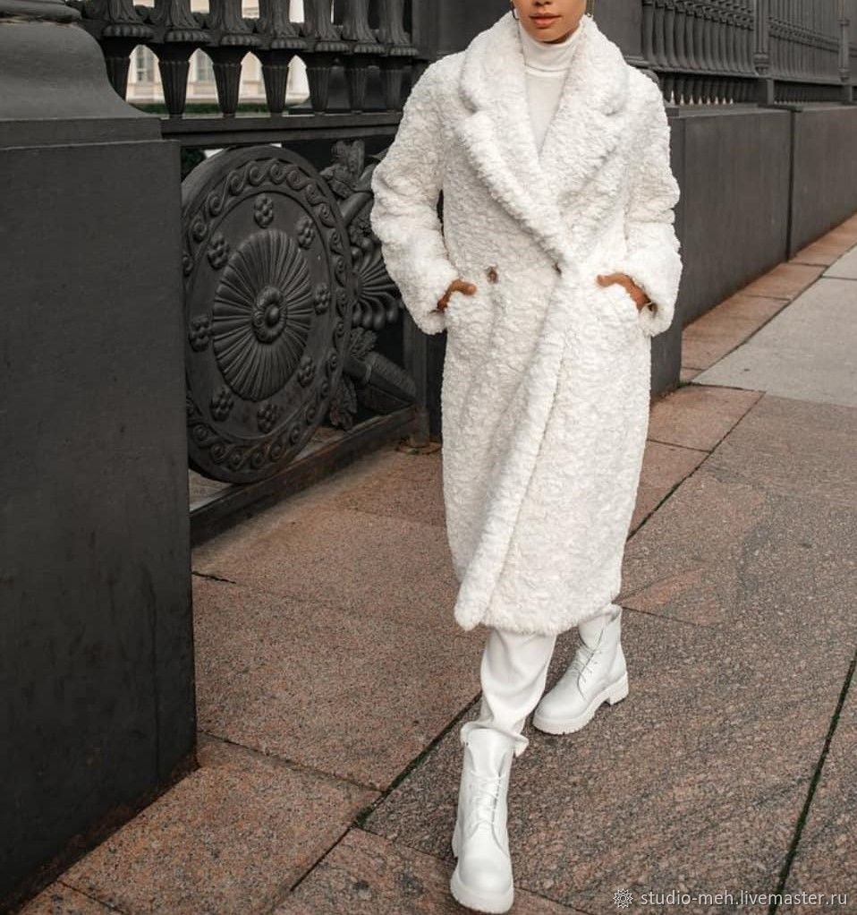 Белое пальто