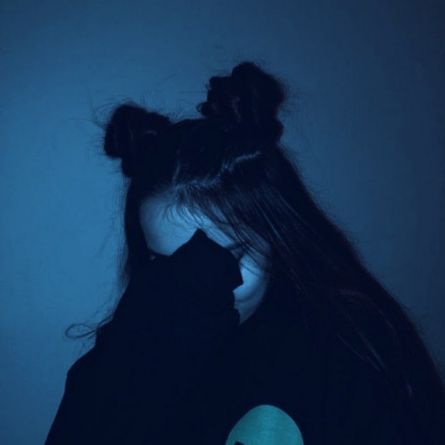 Девушка ночью без лица