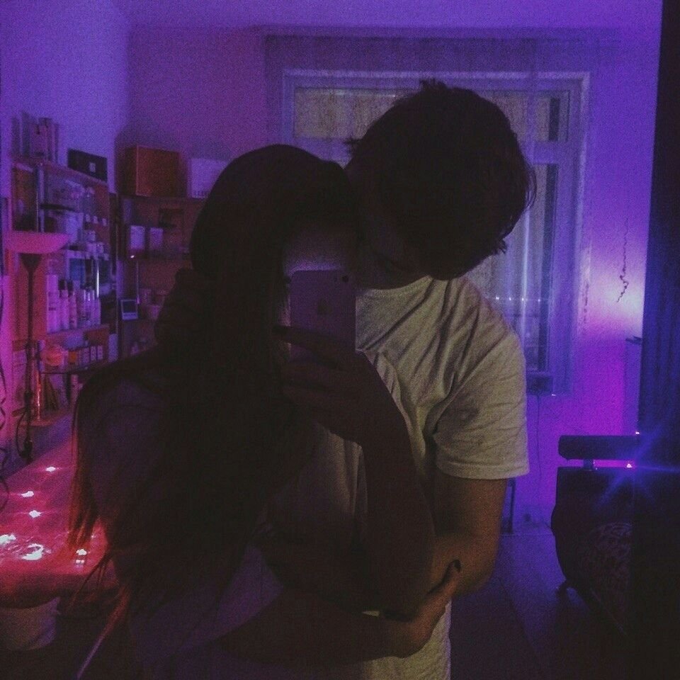 Парень с девушкой в темноте