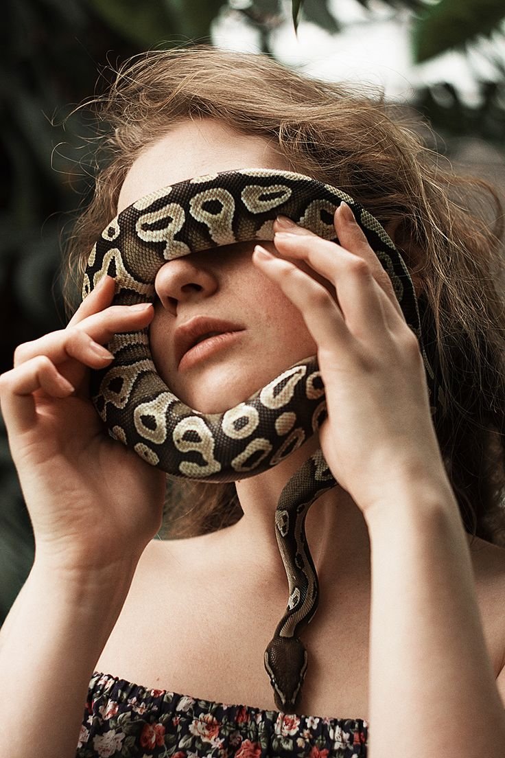 Портрет со змеей