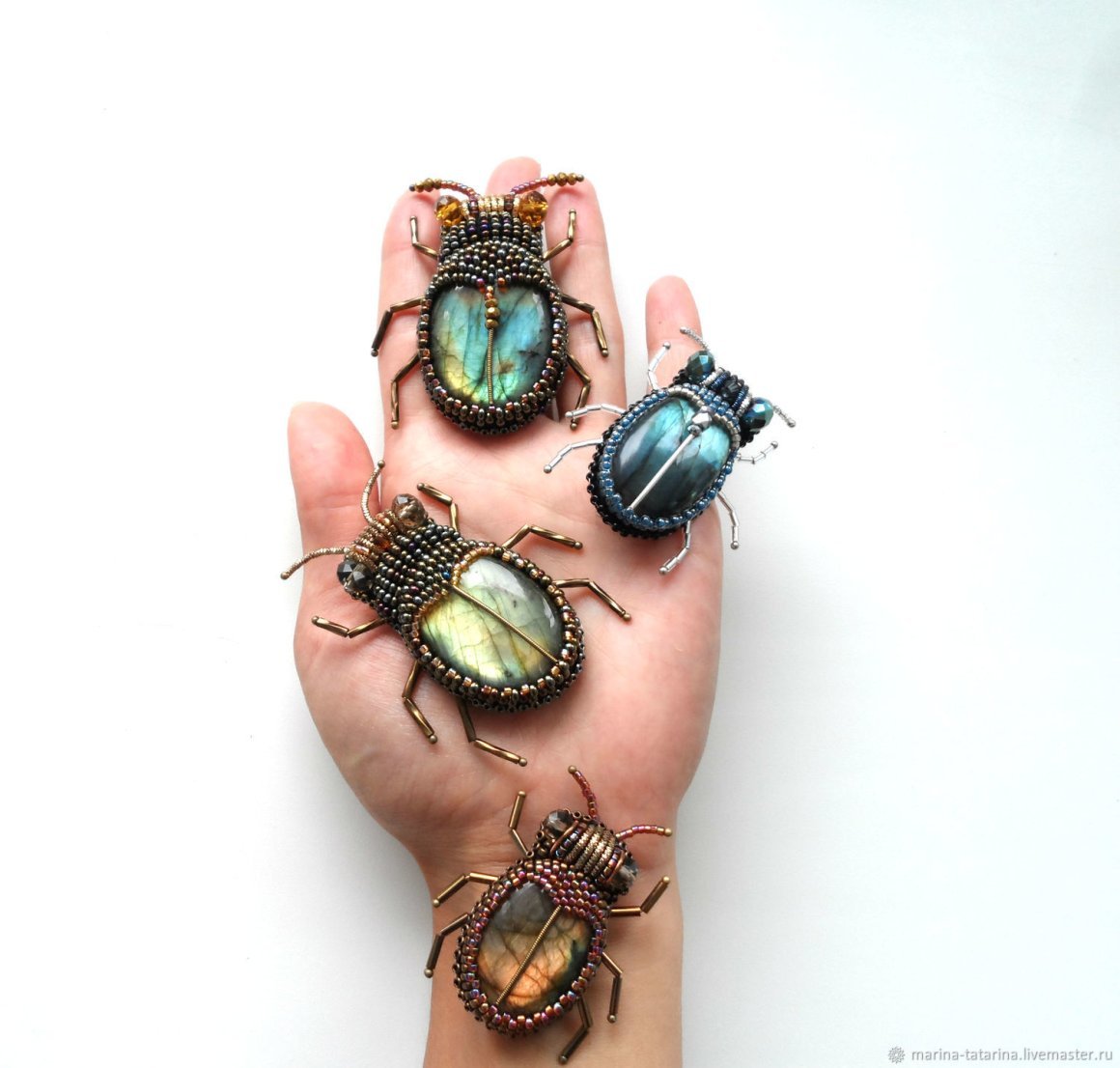Жук скарабей брошка